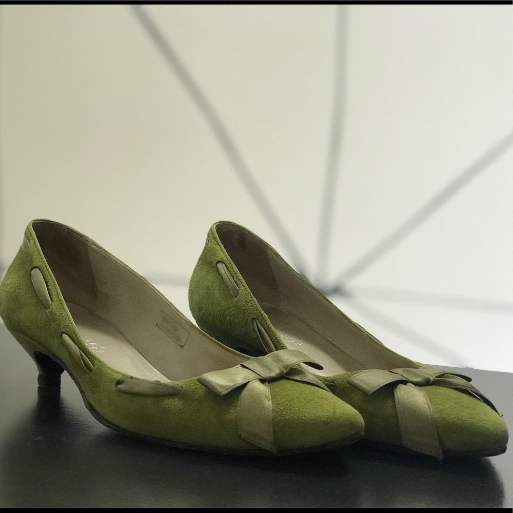 Kenneth Cole green kitten heel pumps